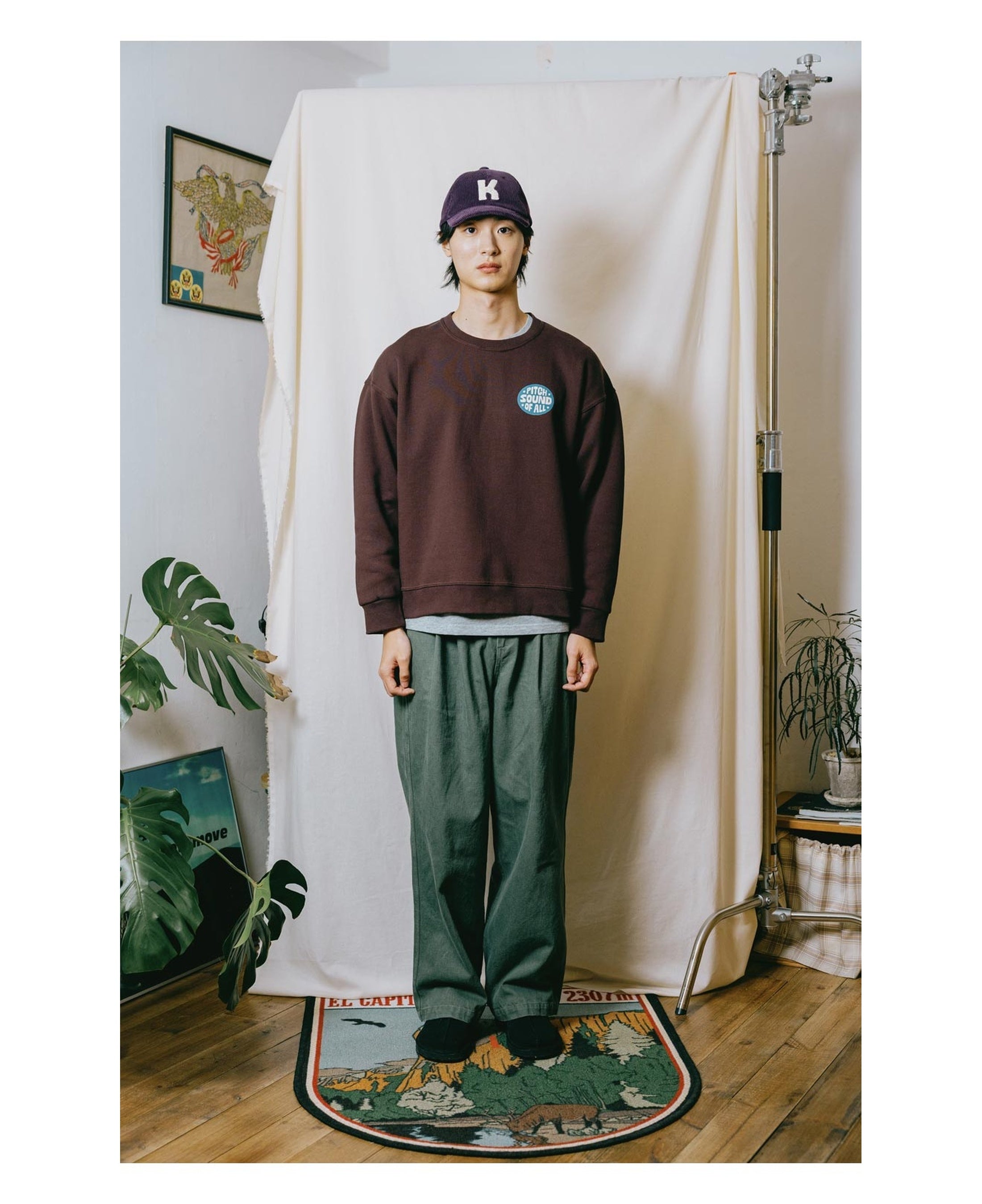 Sudadera KAPPY Pitch Fluff Sweatshirt Brown, vista de la silueta sobre modelo