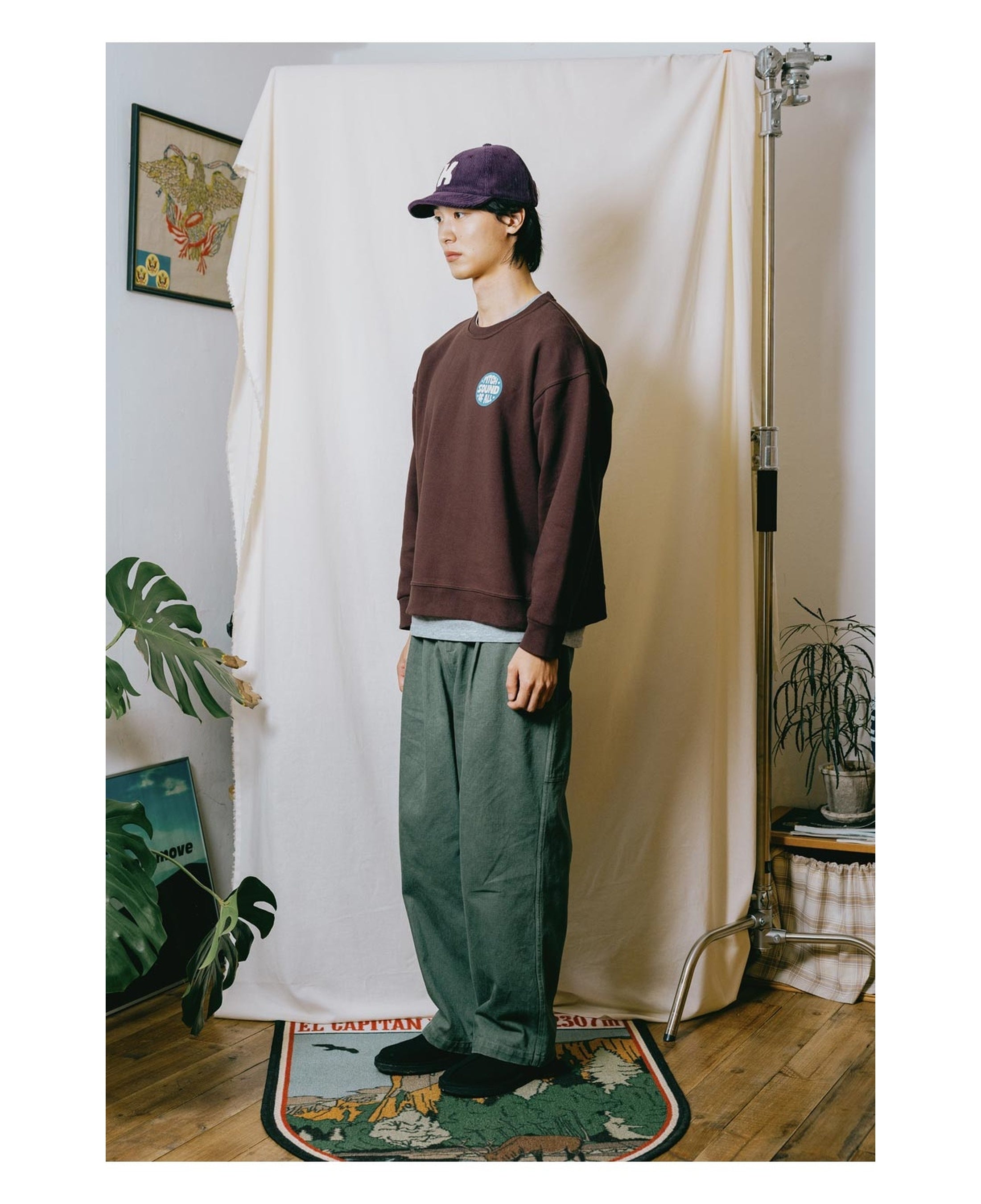 Sudadera KAPPY Pitch Fluff Sweatshirt Brown, vista lateral sobre modelo