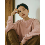 Sudadera KAPPY Pigment Sweatshirt Dusty Pink, detalle sobre modelo