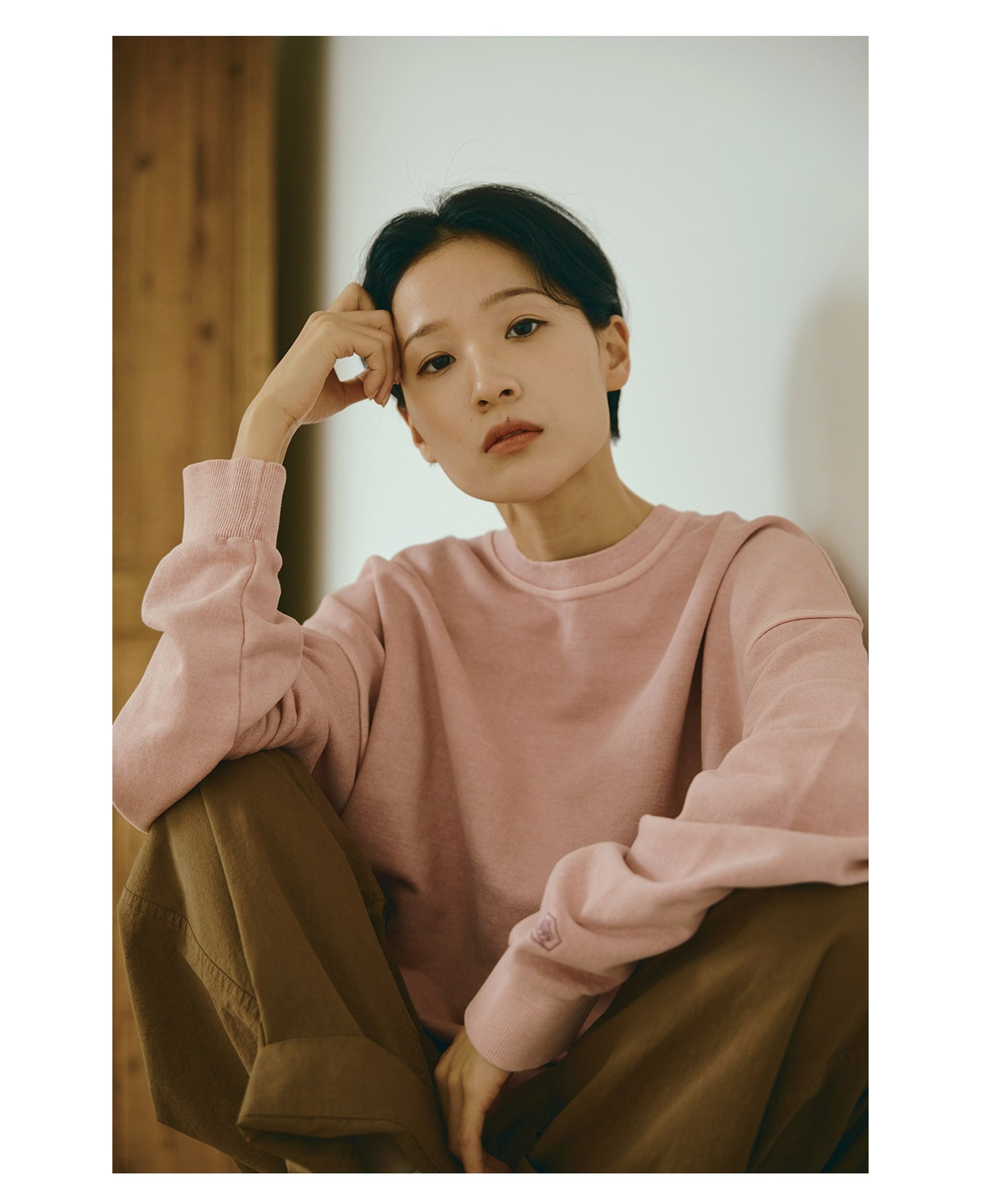 Sudadera KAPPY Pigment Sweatshirt Dusty Pink, detalle sobre modelo