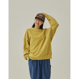 Sudadera KAPPY Pigment Sweatshirt Mustard, vista frontal sobre modelo