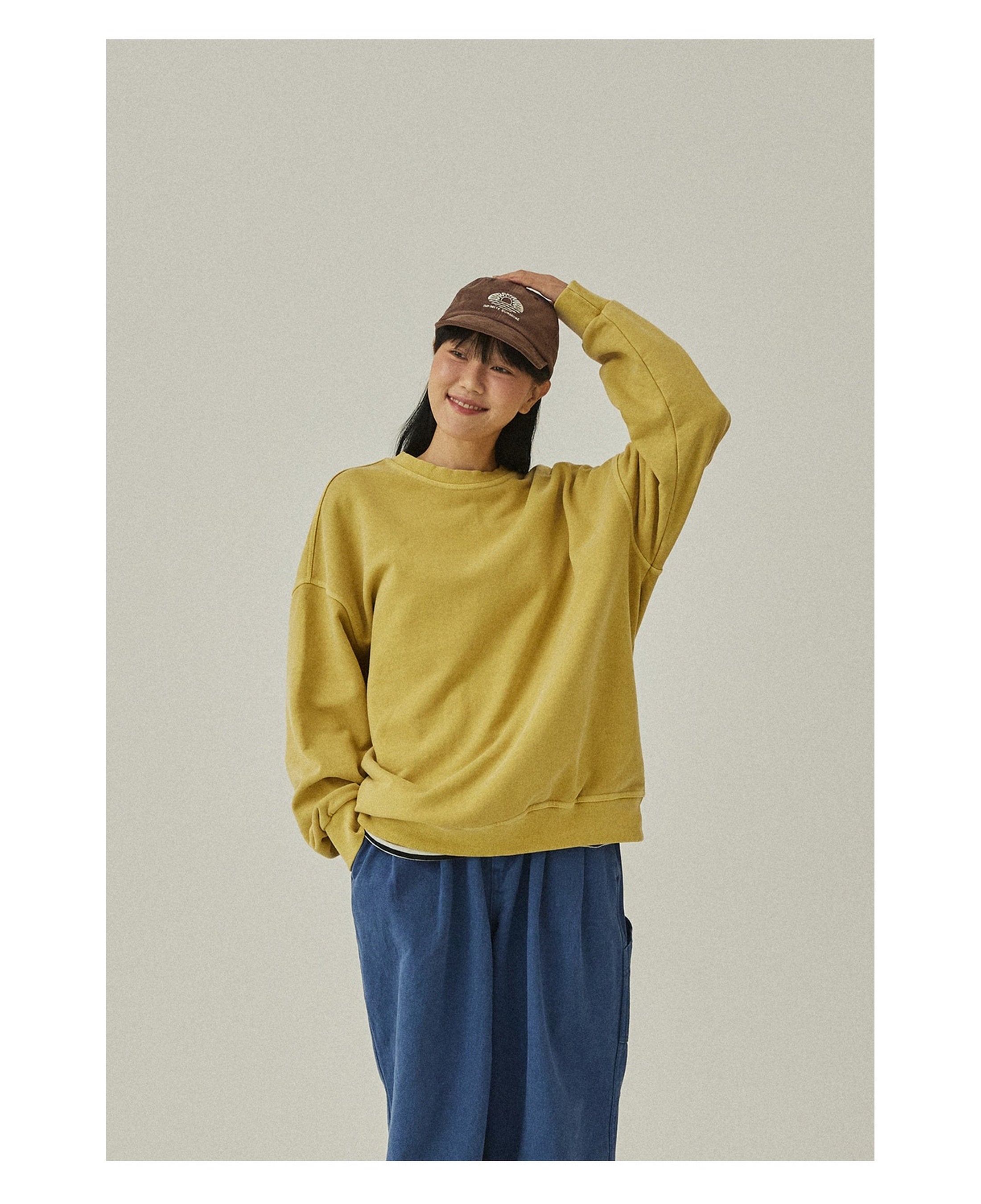 Sudadera KAPPY Pigment Sweatshirt Mustard, vista frontal sobre modelo