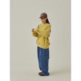 Sudadera KAPPY Pigment Sweatshirt Mustard, vista lateral sobre modelo