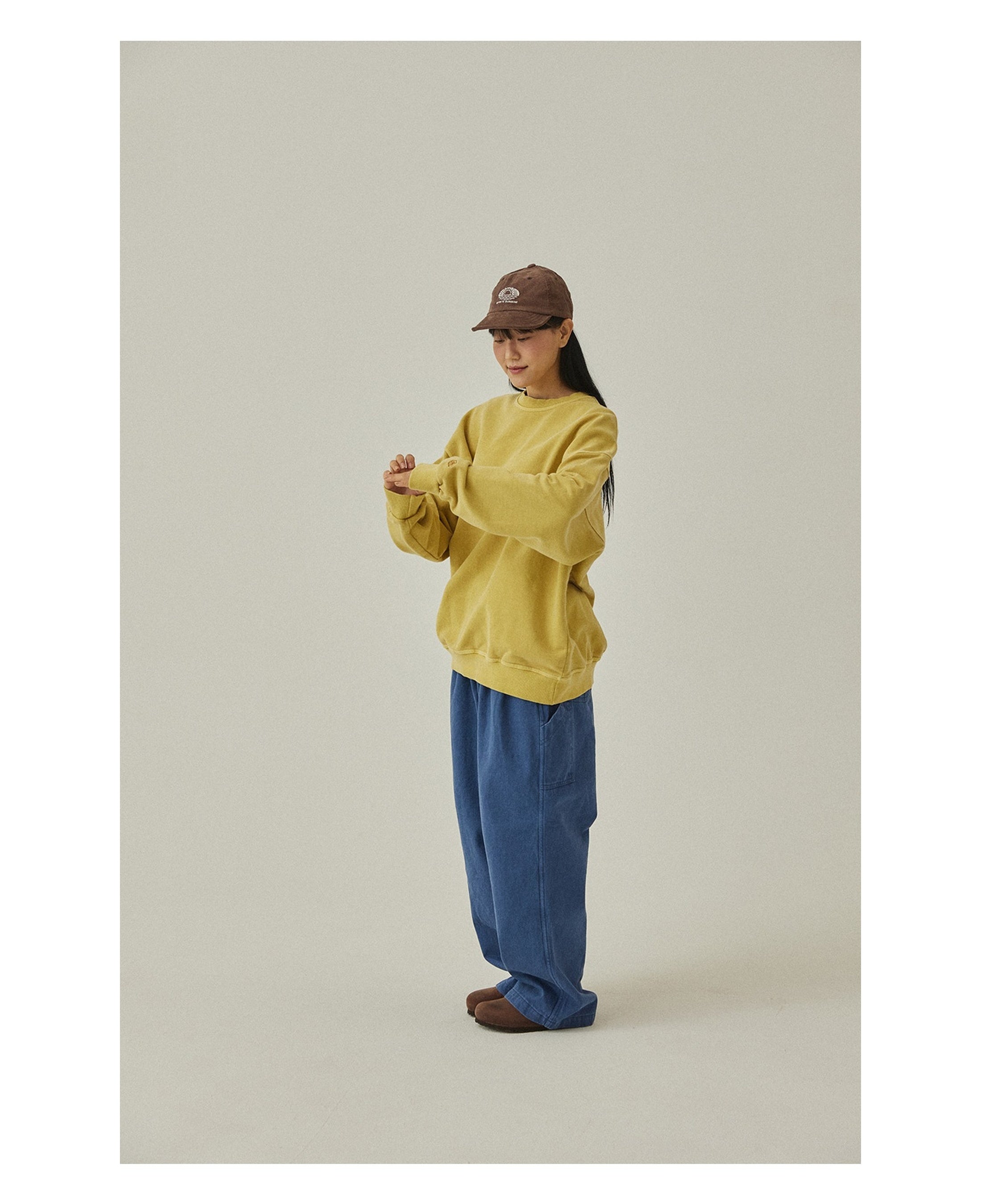 Sudadera KAPPY Pigment Sweatshirt Mustard, vista lateral sobre modelo
