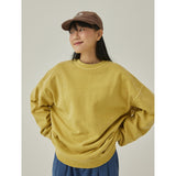 Sudadera KAPPY Pigment Sweatshirt Mustard, detalle sobre modelo
