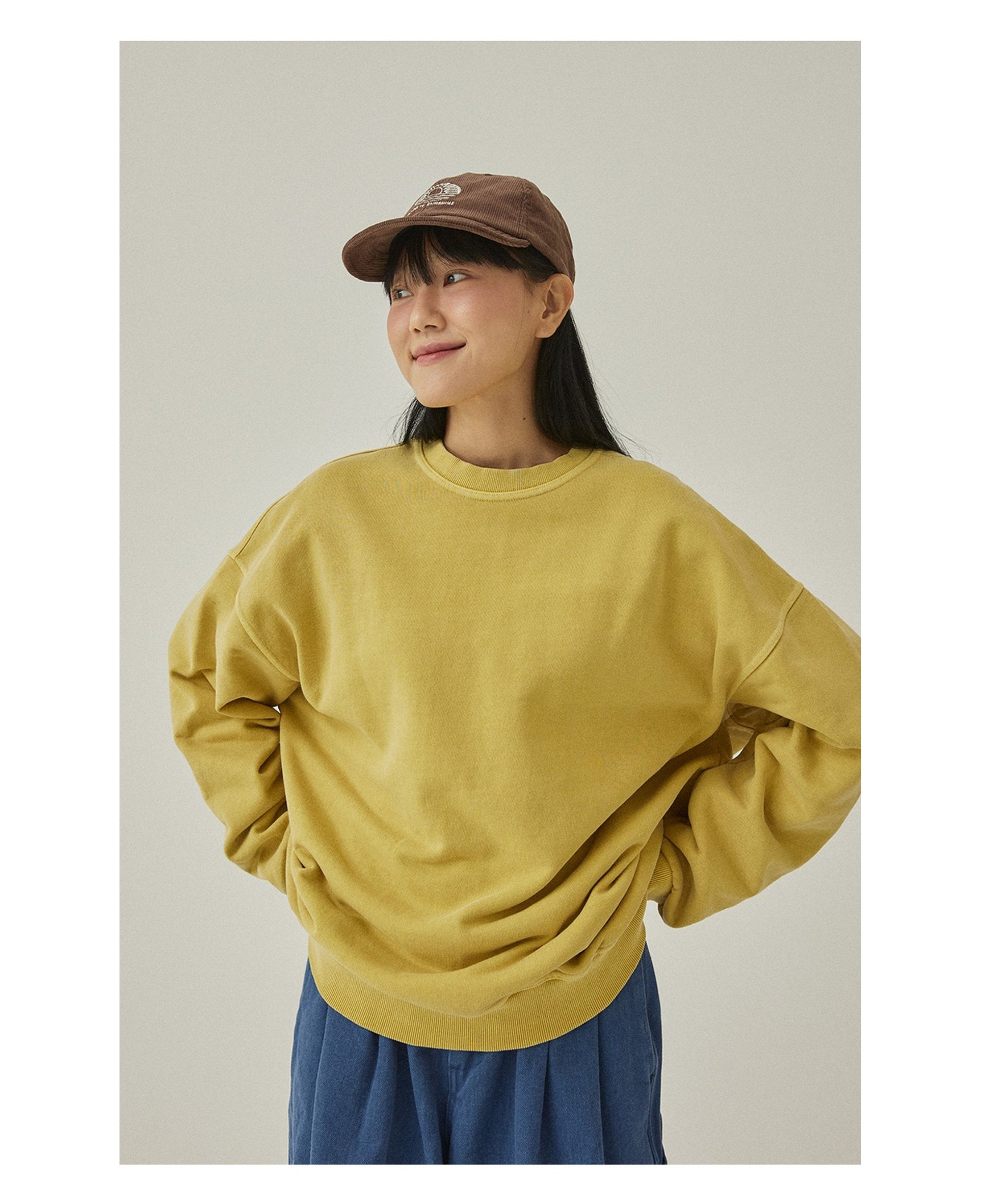 Sudadera KAPPY Pigment Sweatshirt Mustard, detalle sobre modelo