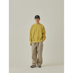Sudadera KAPPY Pigment Sweatshirt Mustard, vista de la silueta sobre modelo