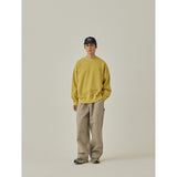 Sudadera KAPPY Pigment Sweatshirt Mustard, vista de la silueta sobre modelo