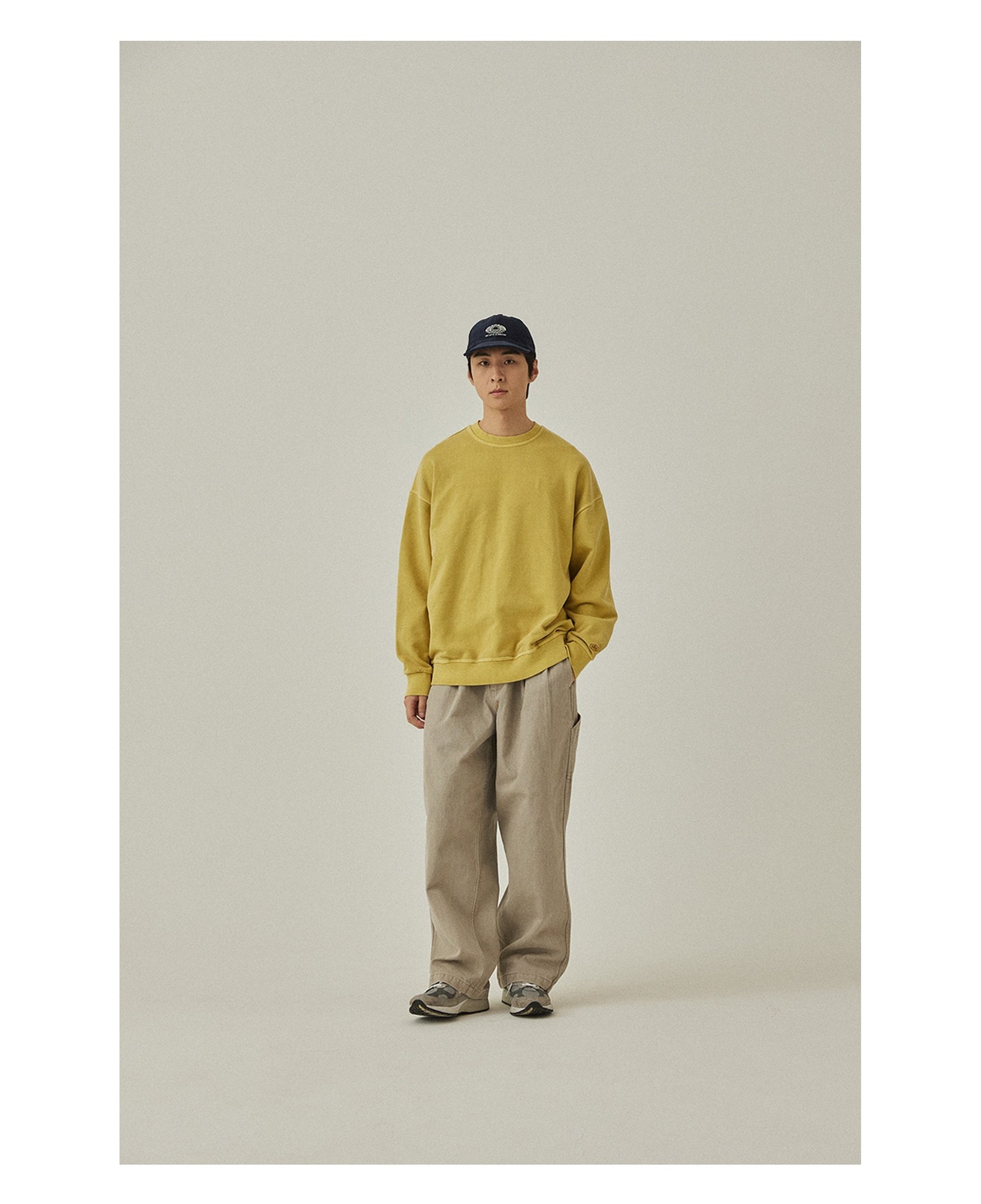 Sudadera KAPPY Pigment Sweatshirt Mustard, vista de la silueta sobre modelo