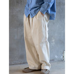Pantalones KAPPY Bio Cotton Cargo Pants Cream, detalle de bolsillos sobre modelo