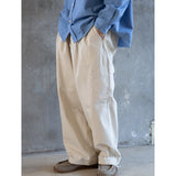 Pantalones KAPPY Bio Cotton Cargo Pants Cream, detalle de bolsillos sobre modelo