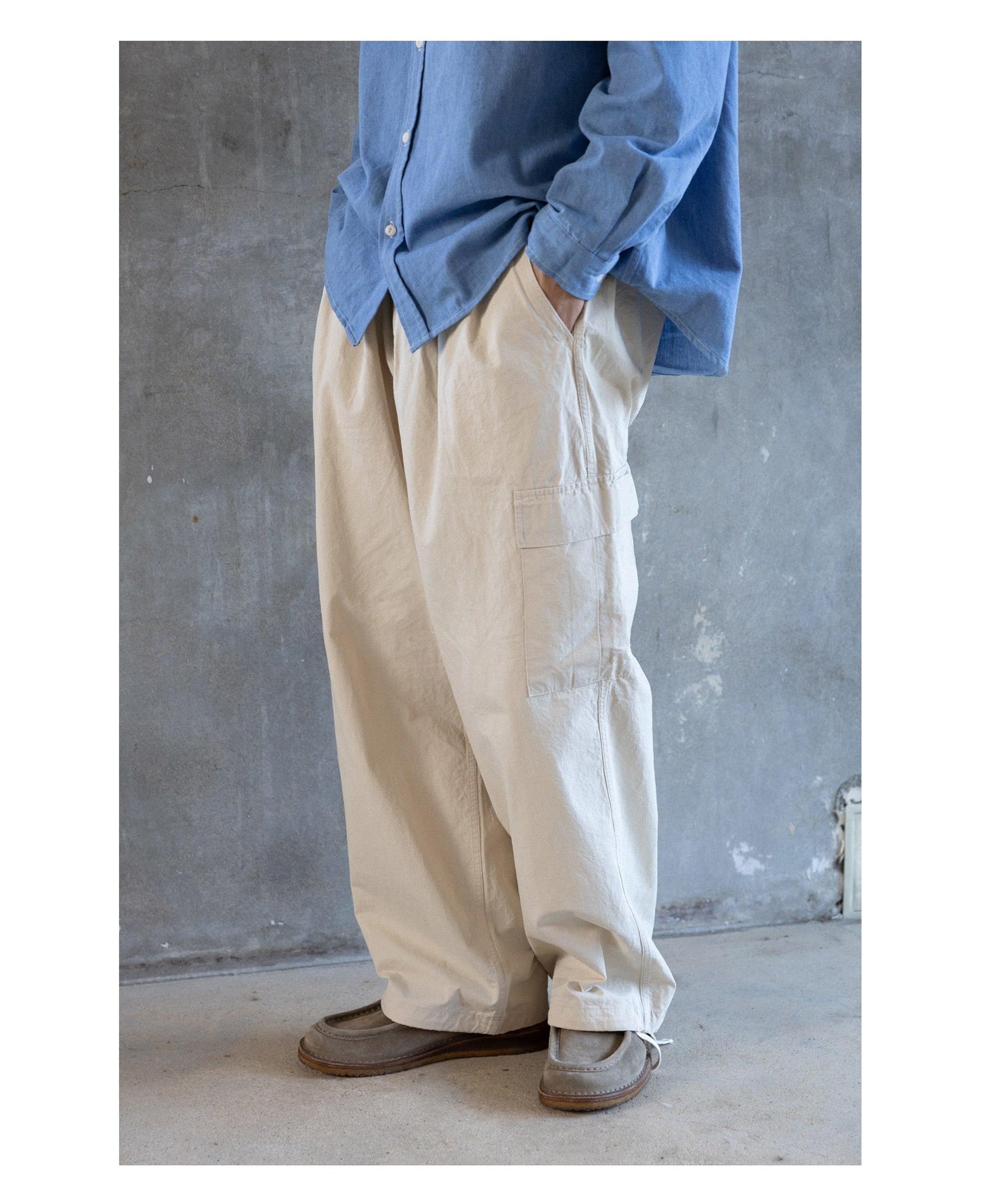 Pantalones KAPPY Bio Cotton Cargo Pants Cream, detalle de bolsillos sobre modelo