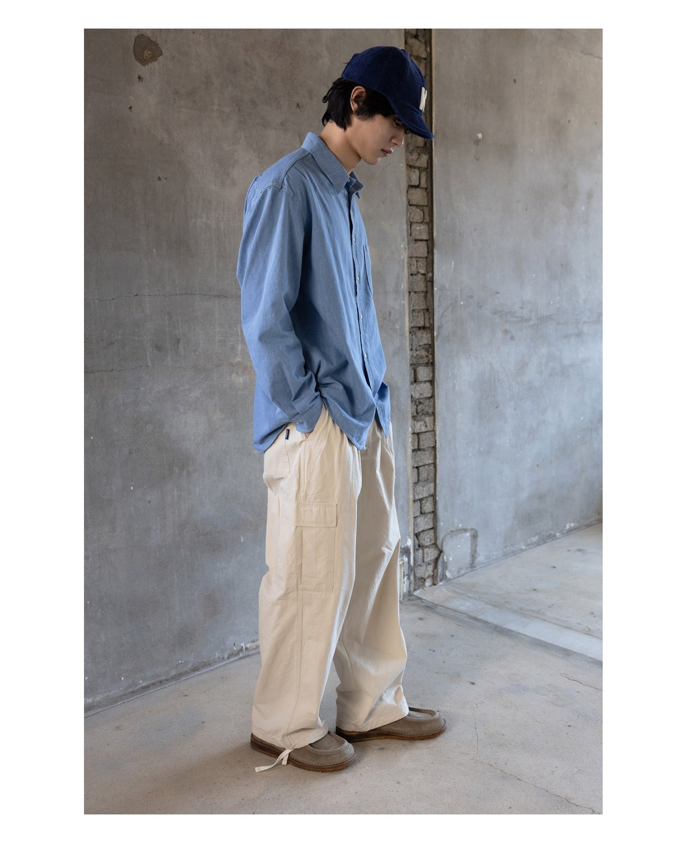 Pantalones KAPPY Bio Cotton Cargo Pants Cream, vista lateral sobre modelo