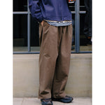 Pantalones KAPPY Two Tuck Wide Pants Brown, detalle sobre modelo