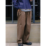 Pantalones KAPPY Two Tuck Wide Pants Brown, detalle sobre modelo