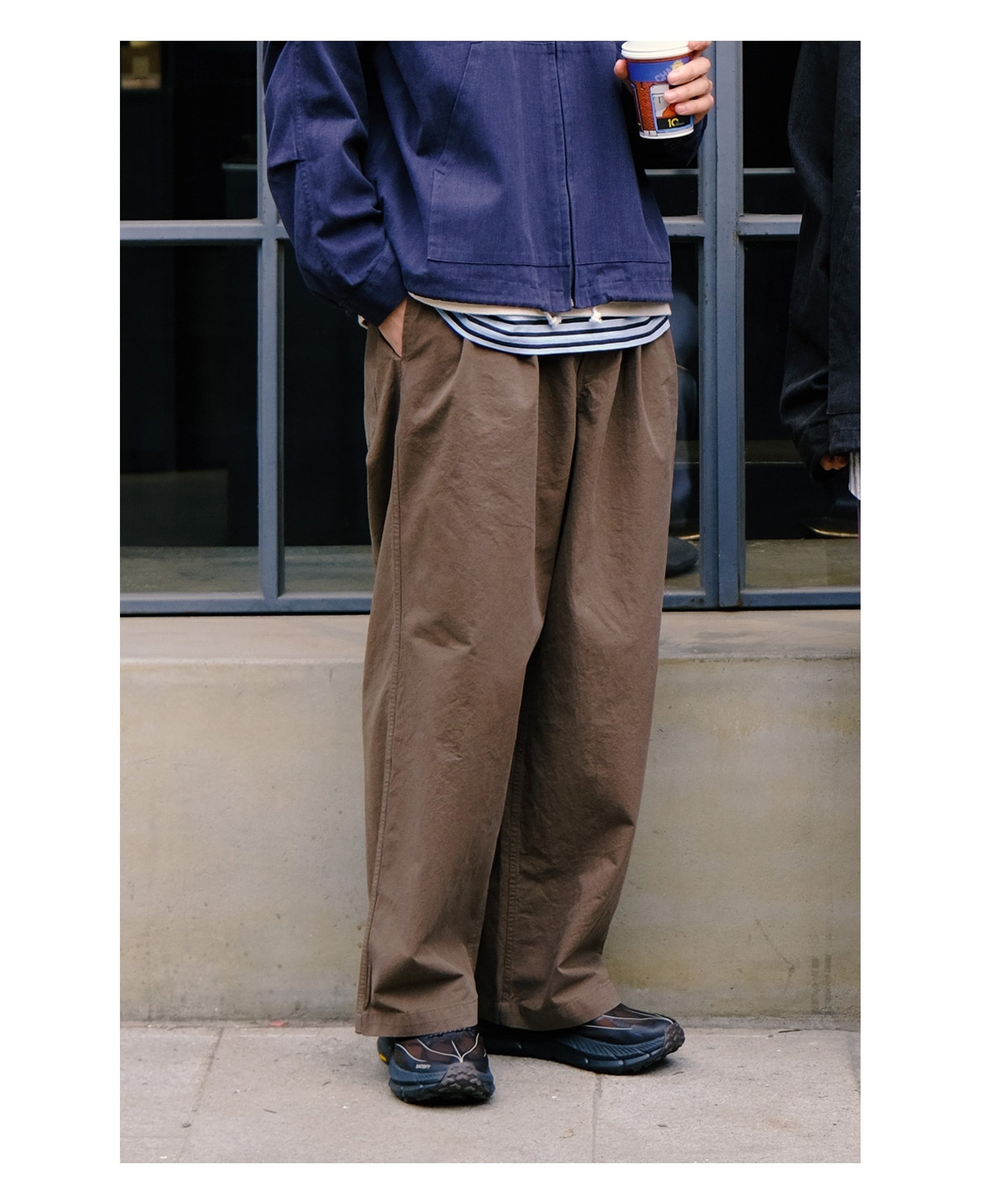 Pantalones KAPPY Two Tuck Wide Pants Brown, detalle sobre modelo