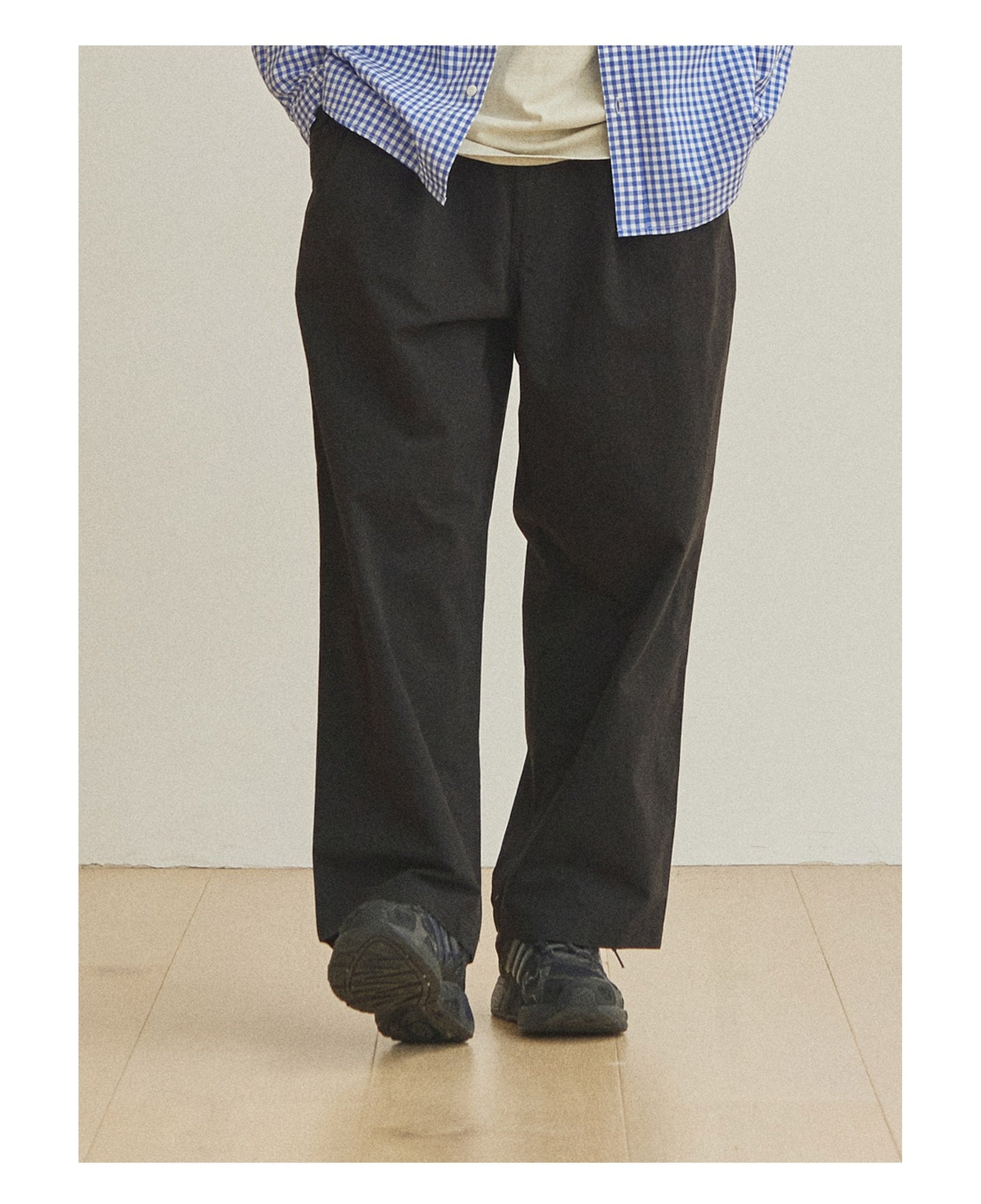 Pantalones KAPPY Two Tuck Wide Pants Black, detalle sobre modelo