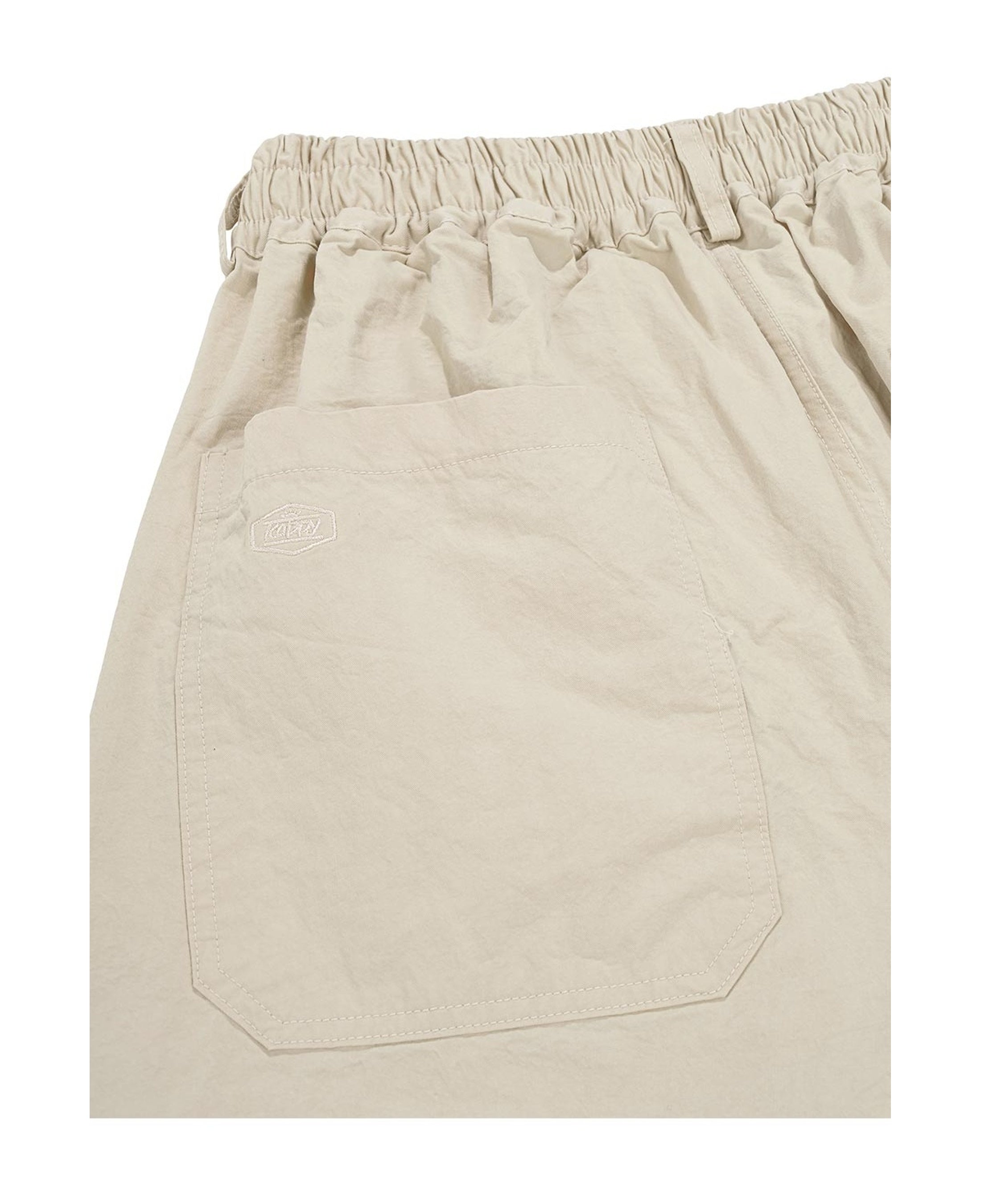 Pantalones KAPPY One Tuck Wide Fatigue Pants Beige, detalle del bolsillo posterior