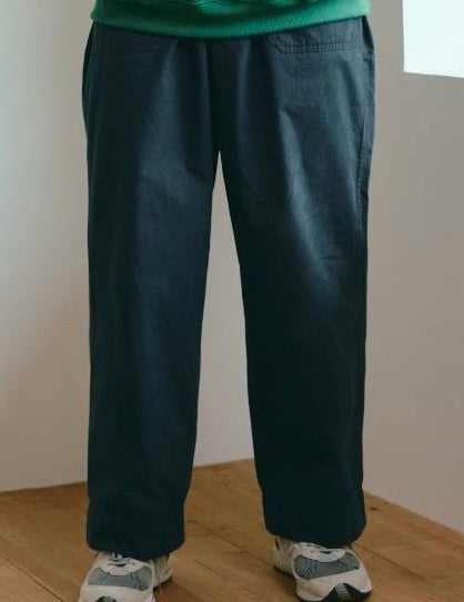 Pantalones KAPPY One Tuck Wide Fatigue Pants Navy · fotografía oficial