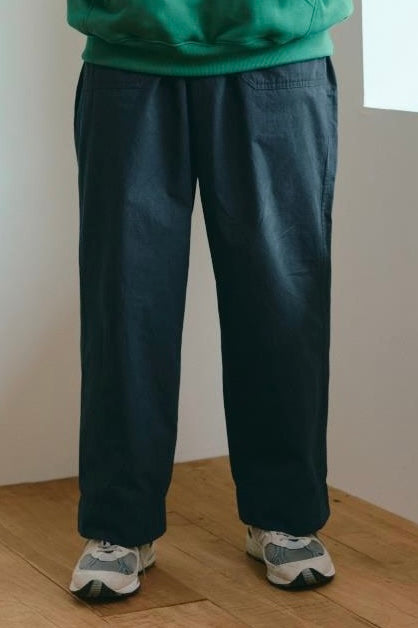 Pantalones KAPPY One Tuck Wide Fatigue Pants Navy · fotografía oficial