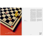 Revista KINFOLK 61, doble página interior con un tablero de ajedrez