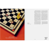 Revista KINFOLK 61, doble página interior con un tablero de ajedrez
