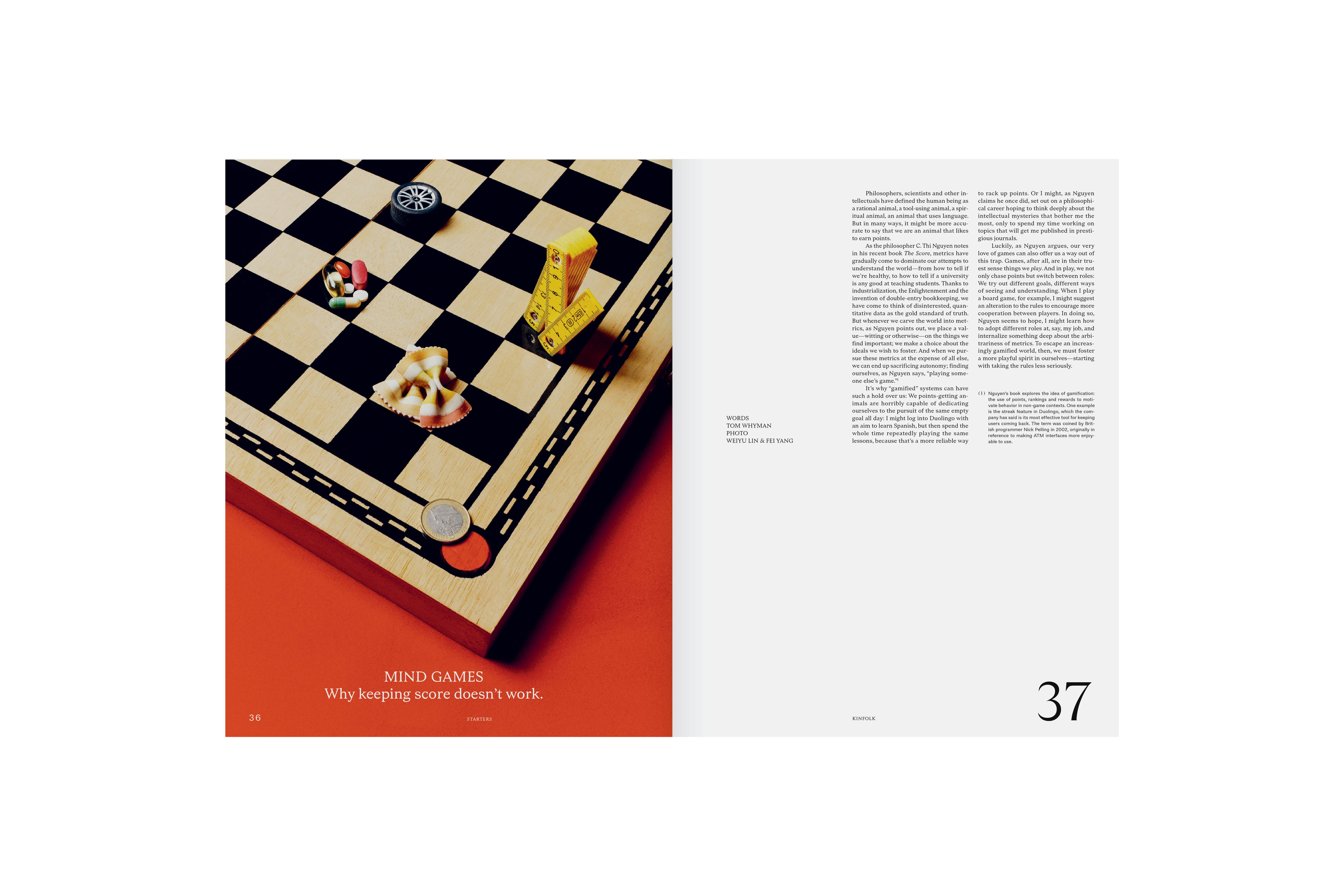 Revista KINFOLK 61, doble página interior con un tablero de ajedrez