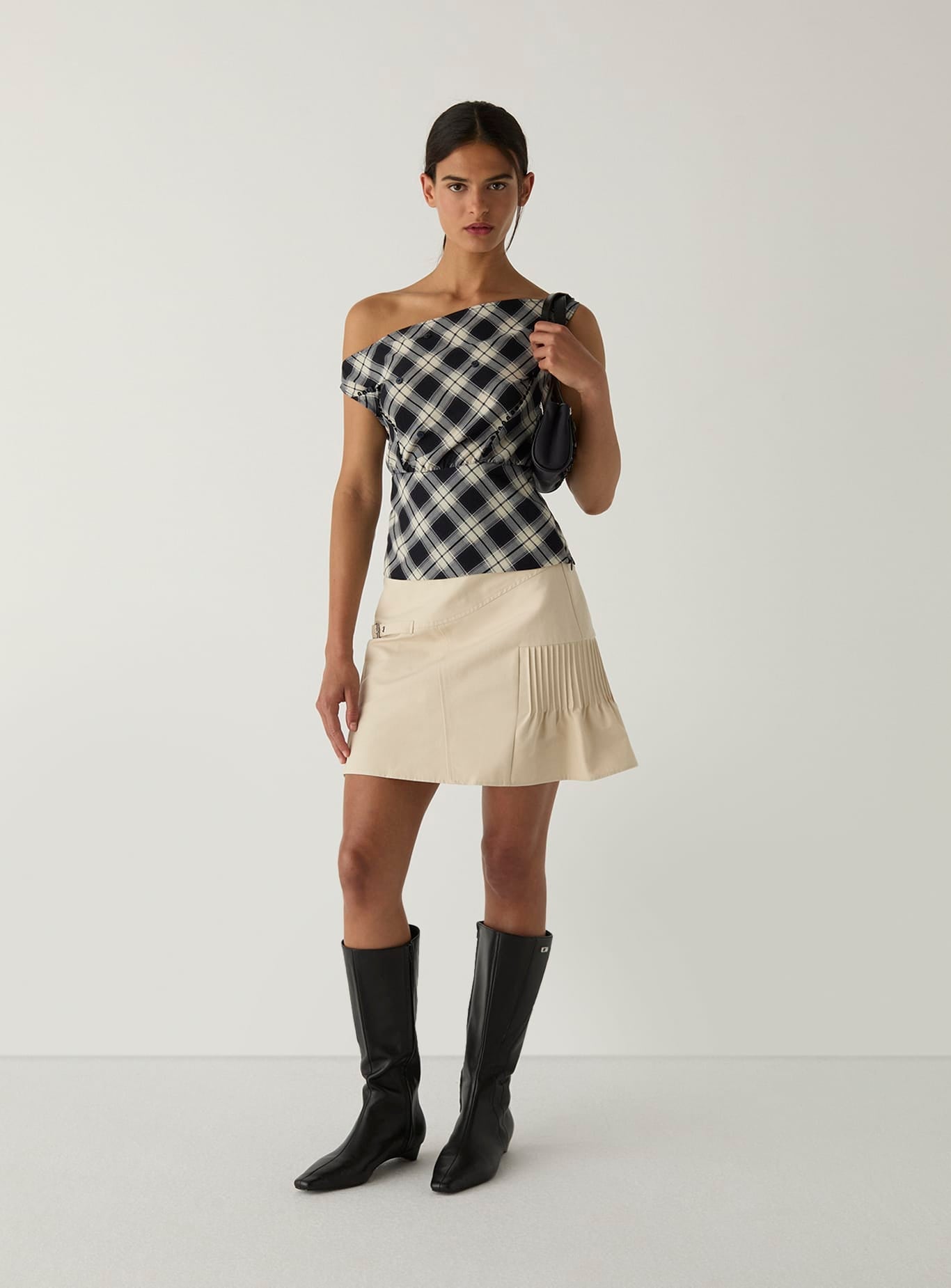 Top LAAGAM Tate Squared Asymmetric Black - imagen 1
