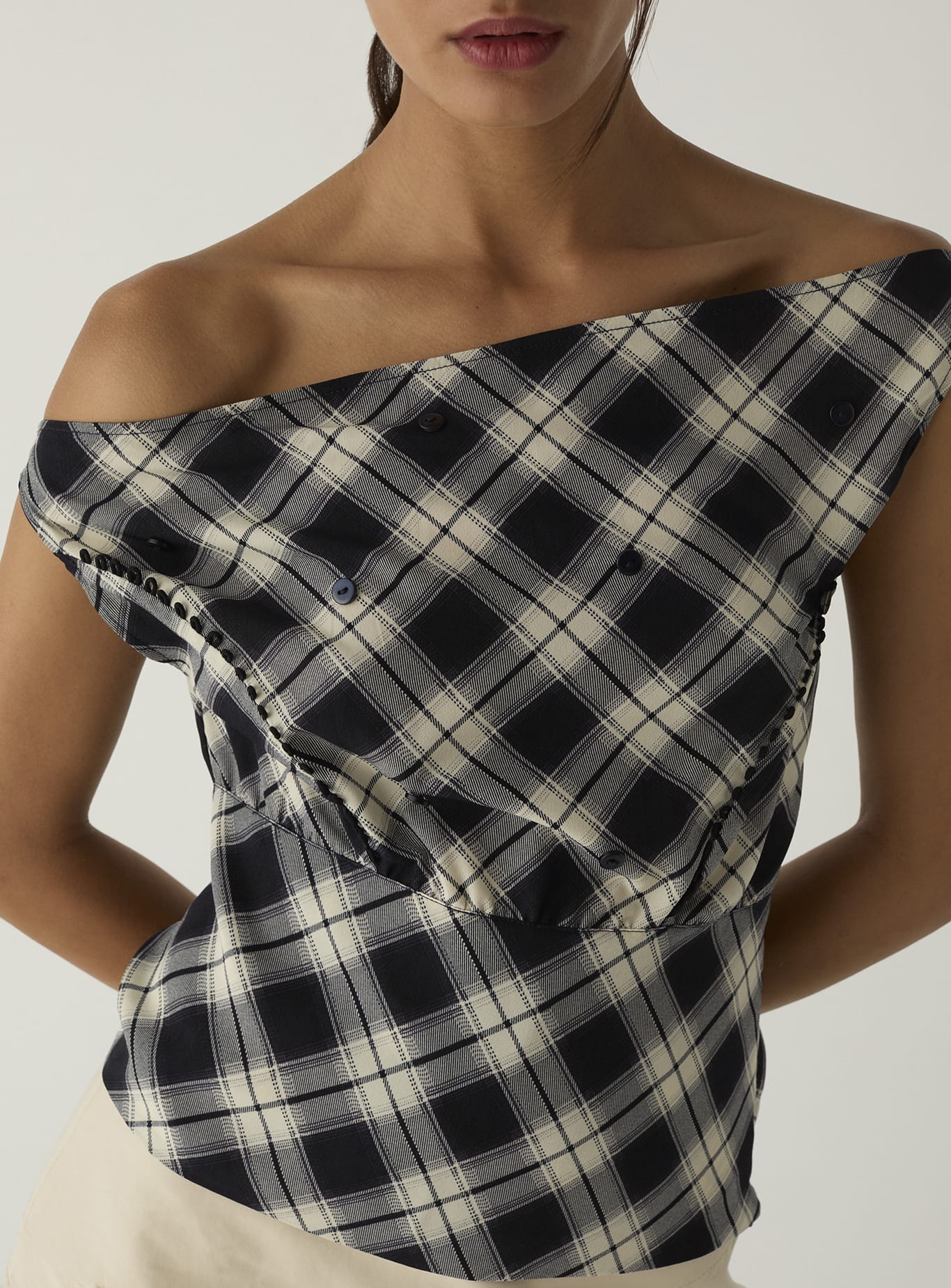 Top LAAGAM Tate Squared Asymmetric Black - imagen 3
