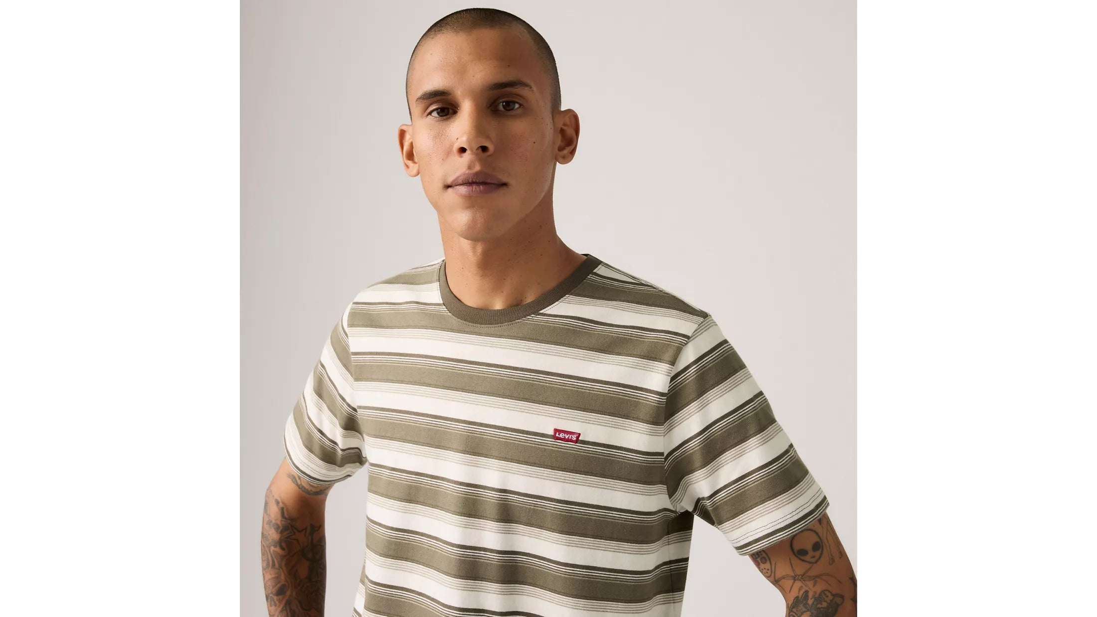 Detalle de la camiseta Levi's Original Housemark Jen Stripe Maitake Brown