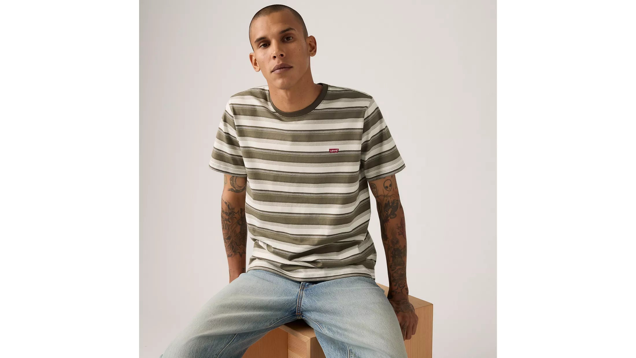 Modelo con camiseta Levi's Original Housemark Jen Stripe Maitake Brown