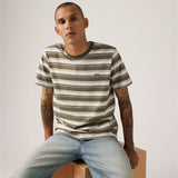 Modelo con camiseta Levi's Original Housemark Jen Stripe Maitake Brown