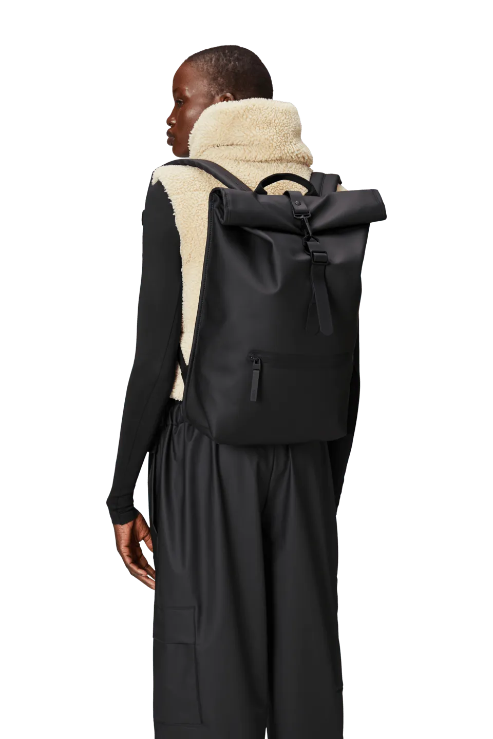 Mochila Rains Rolltop Rucksack Negro - ECRU