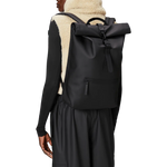 Mochila Rains Rolltop Rucksack Negro - ECRU