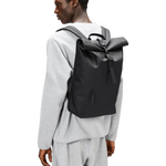Mochila Rains Rolltop Rucksack Negro - ECRU