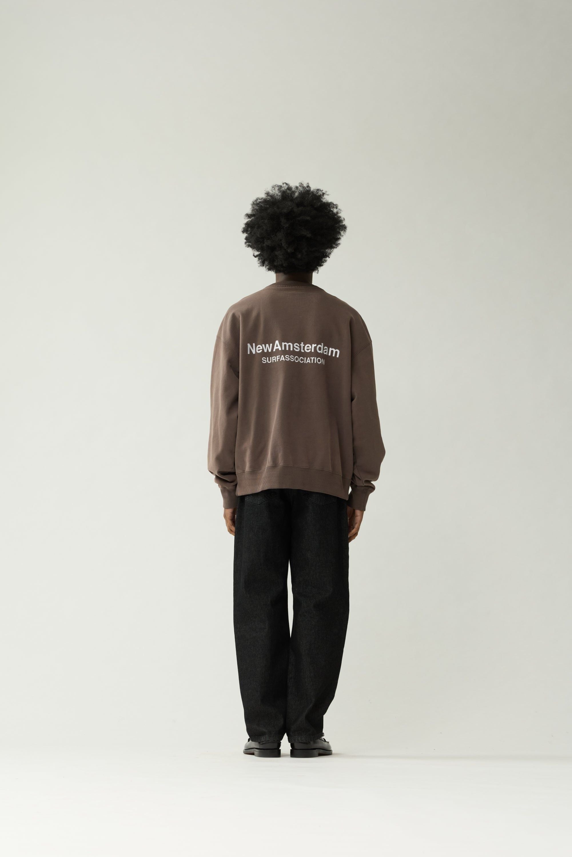 Detalle de sudadera New Amsterdam Logo Crewneck Falcon
