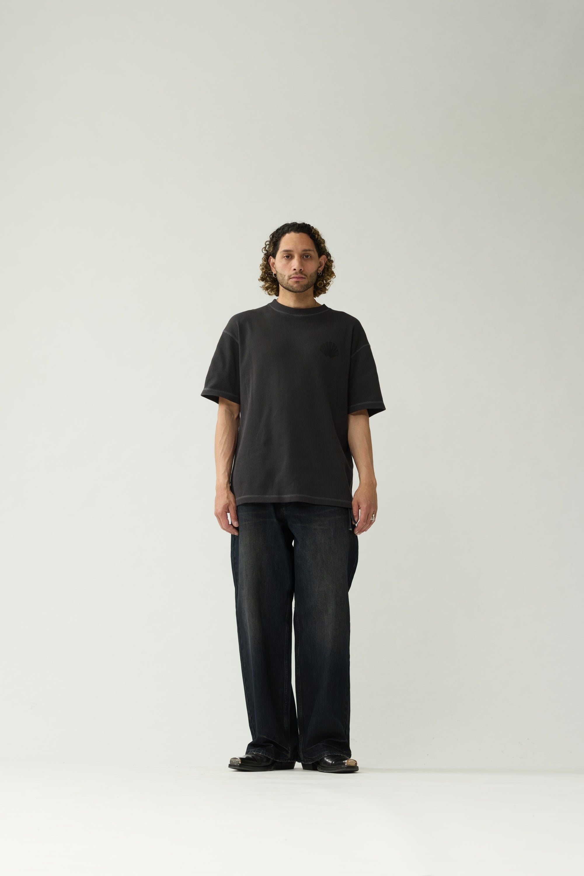 Camiseta New Amsterdam Logo Tee Waffle Caviar puesta