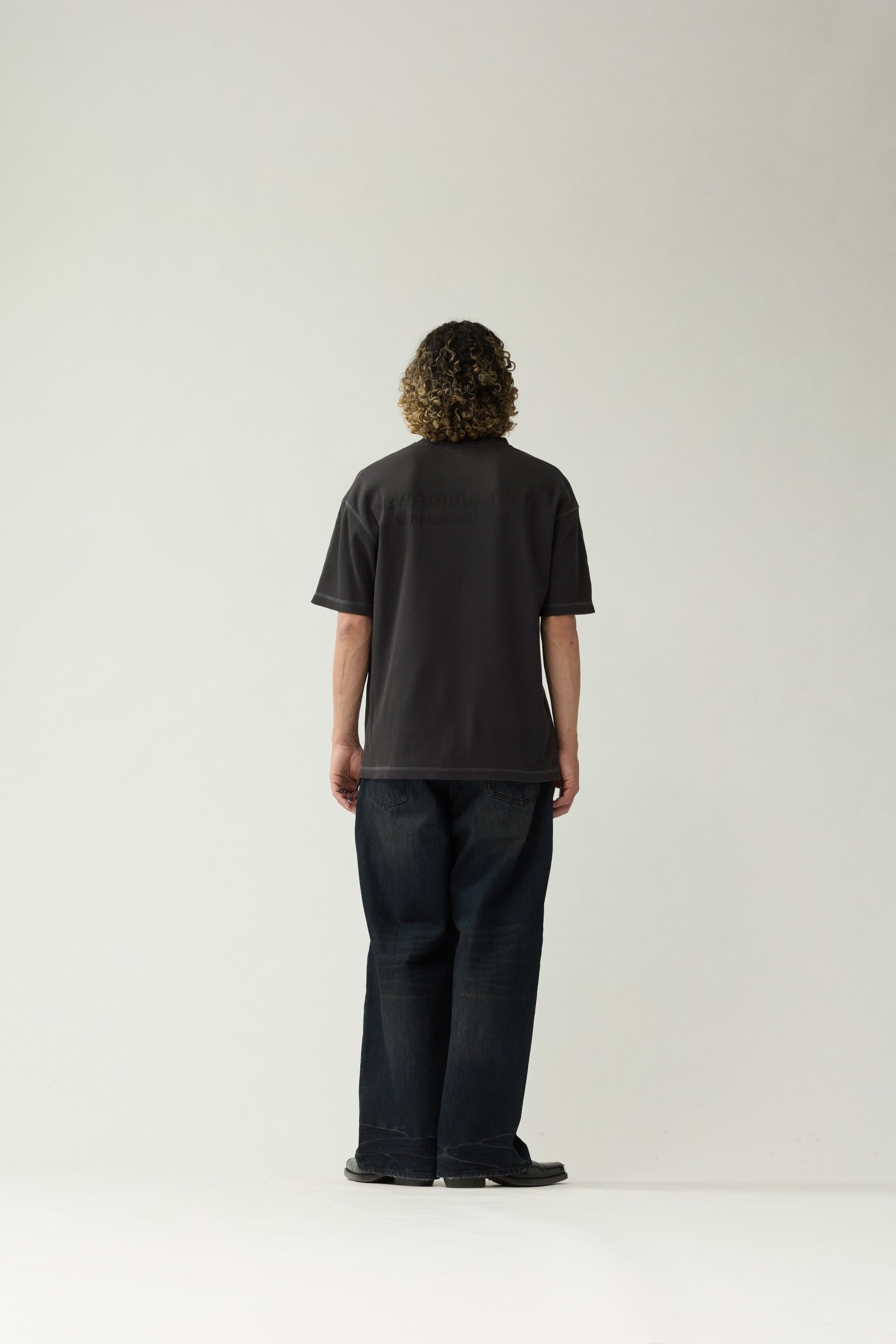 Detalle de camiseta New Amsterdam Logo Tee Waffle Caviar