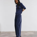 Pantalón Ölend June Navy — vista lateral de la pernera