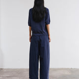 Pantalón Ölend June Navy — espalda completa en modelo