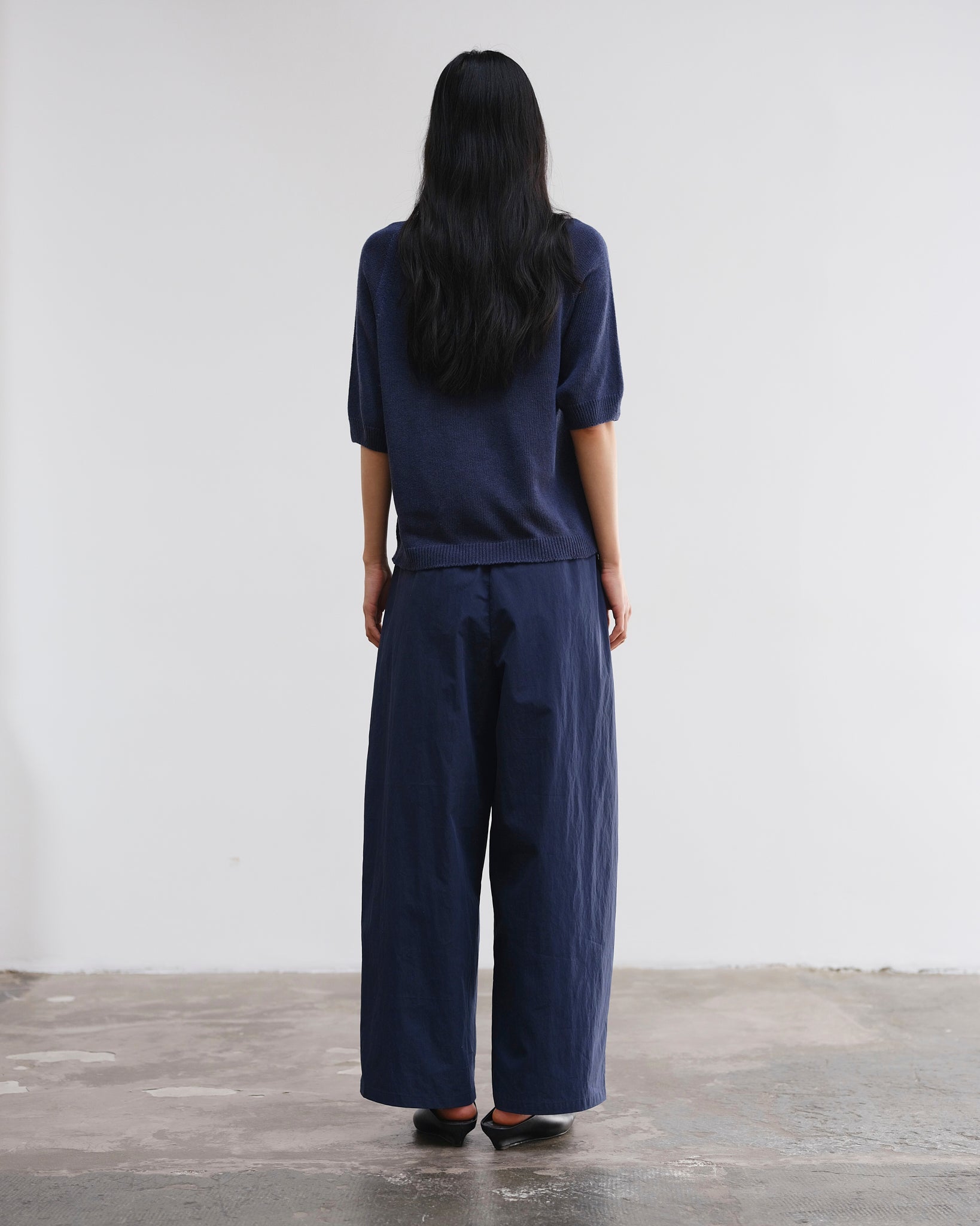 Pantalón Ölend June Navy — espalda completa en modelo