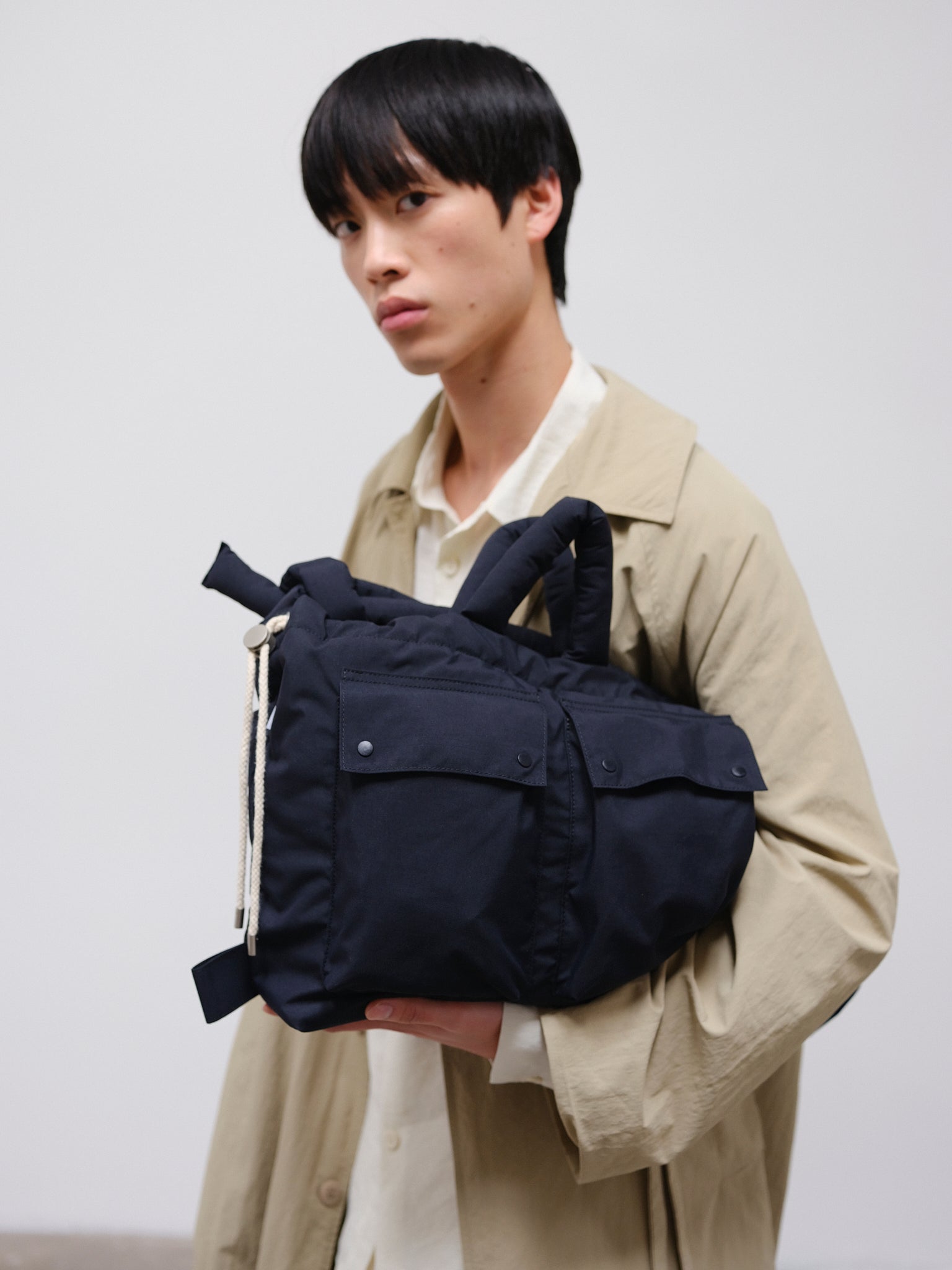 ÖLEND Rain Ona Navy en azul marino, con modelo, detalle frontal de los bolsillos cargo