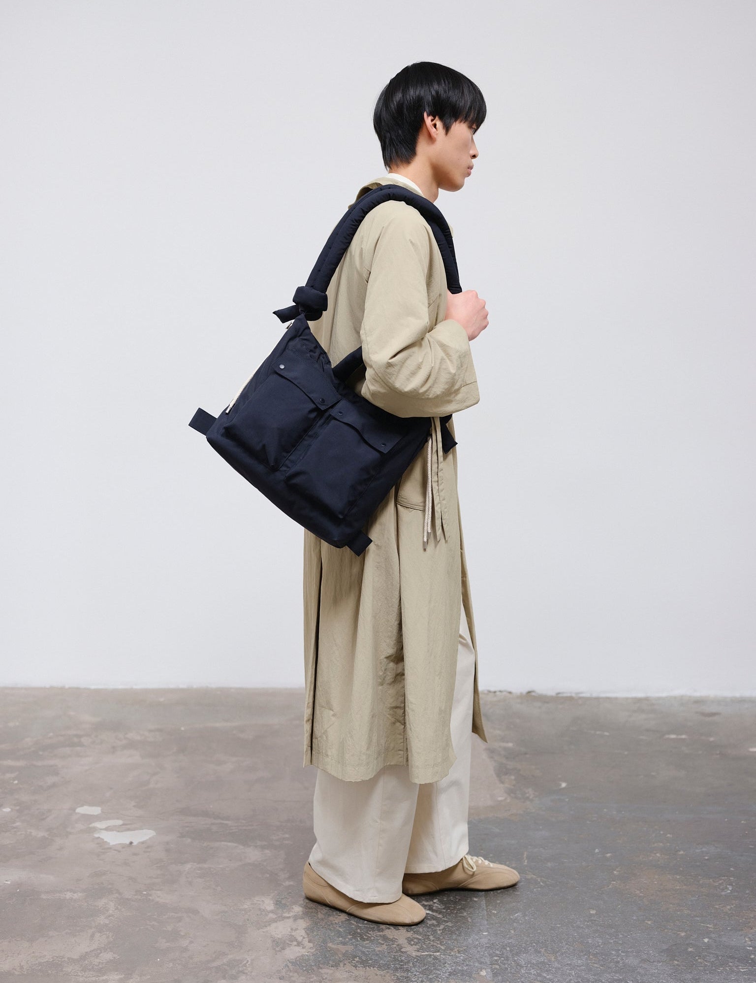 ÖLEND Rain Ona Navy en azul marino, con modelo, vista lateral al hombro