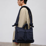 ÖLEND Rain Ona Navy en azul marino, con modelo, vista del bolso al hombro