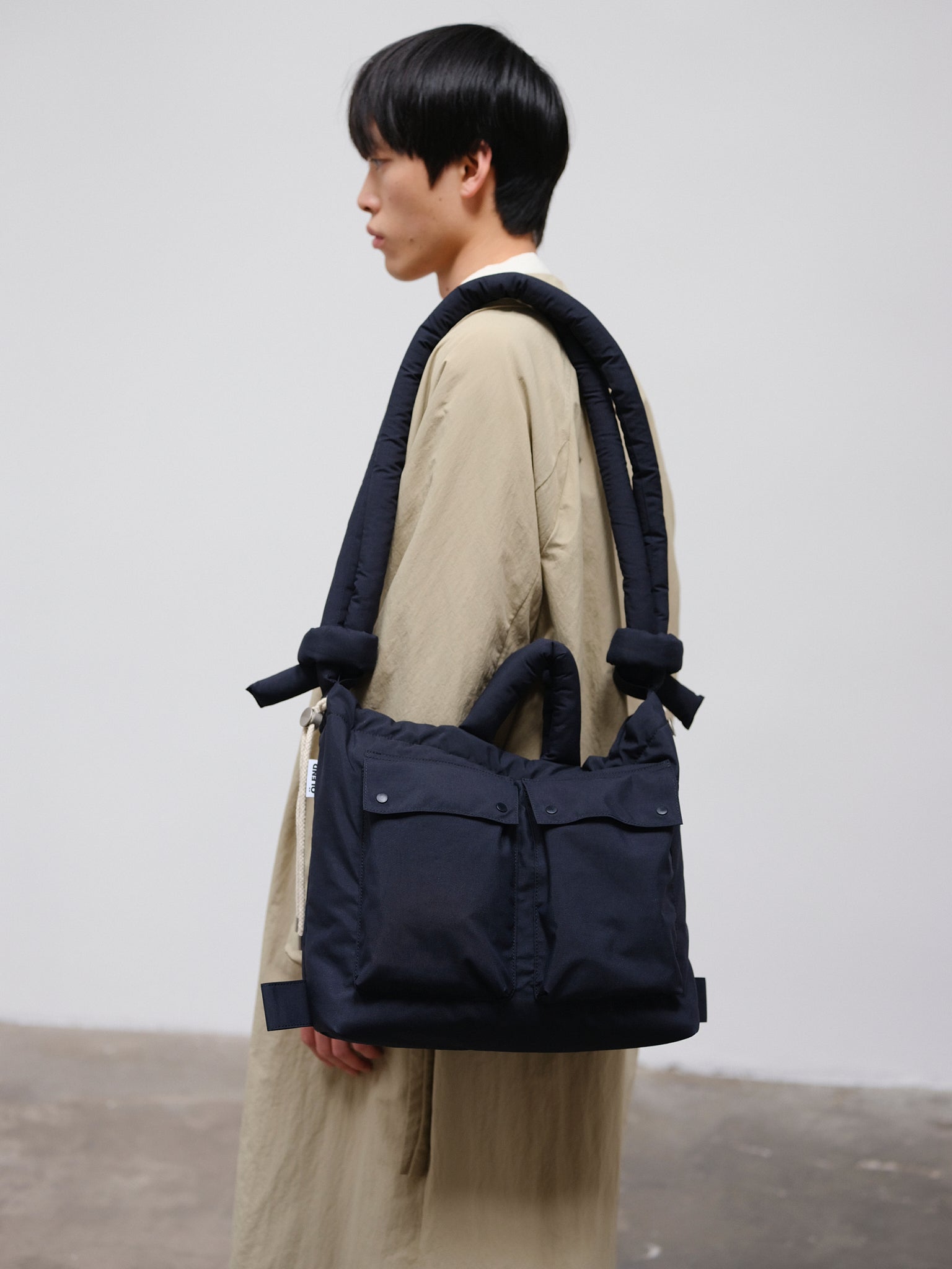 ÖLEND Rain Ona Navy en azul marino, con modelo, vista del bolso al hombro
