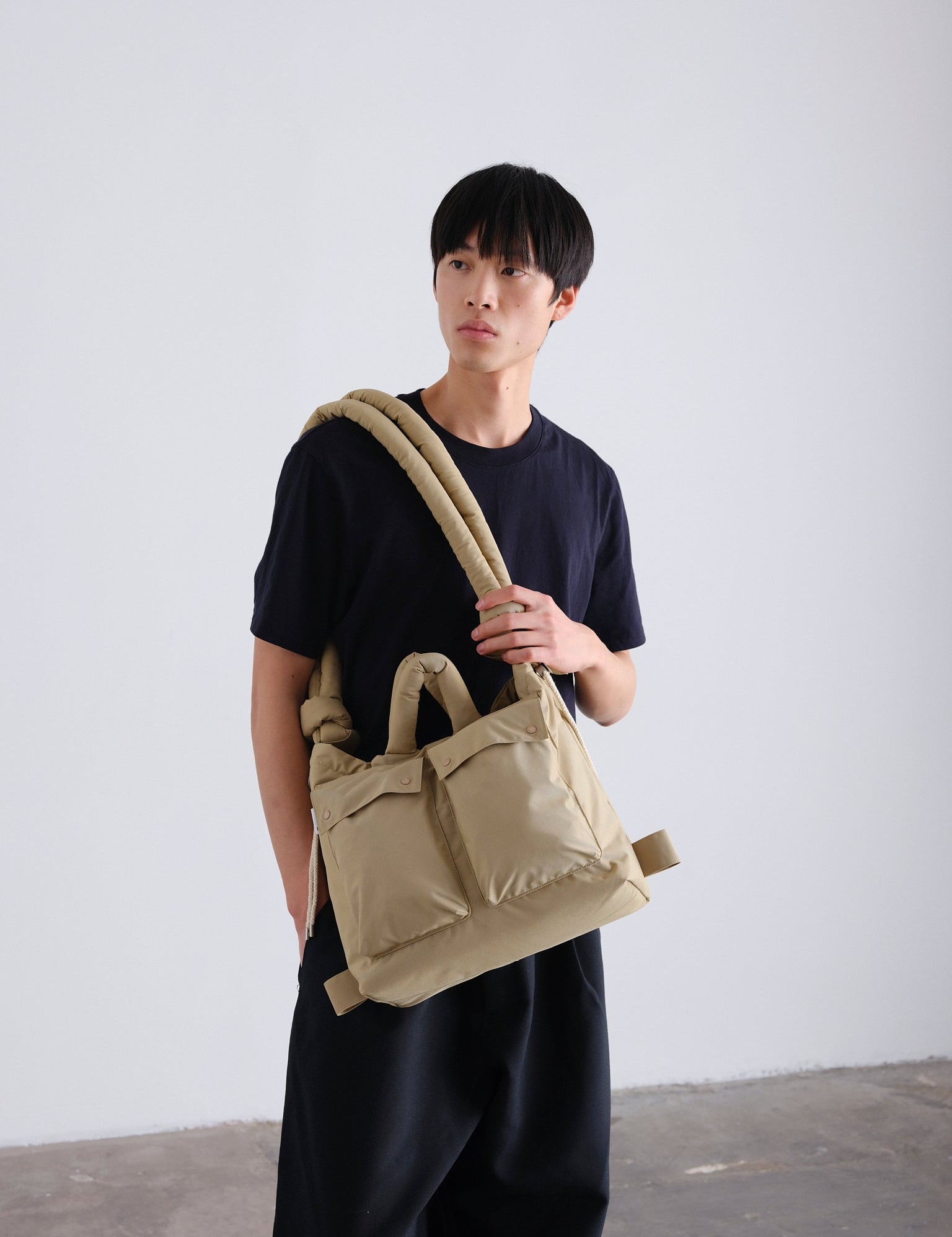ÖLEND Rain Ona Olive en verde oliva, con modelo, llevado al hombro