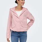 Chaqueta ONLY Skylar Misty Rose en modelo vista frontal
