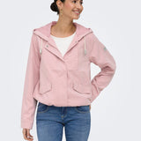 Chaqueta ONLY Skylar Misty Rose en modelo vista frontal