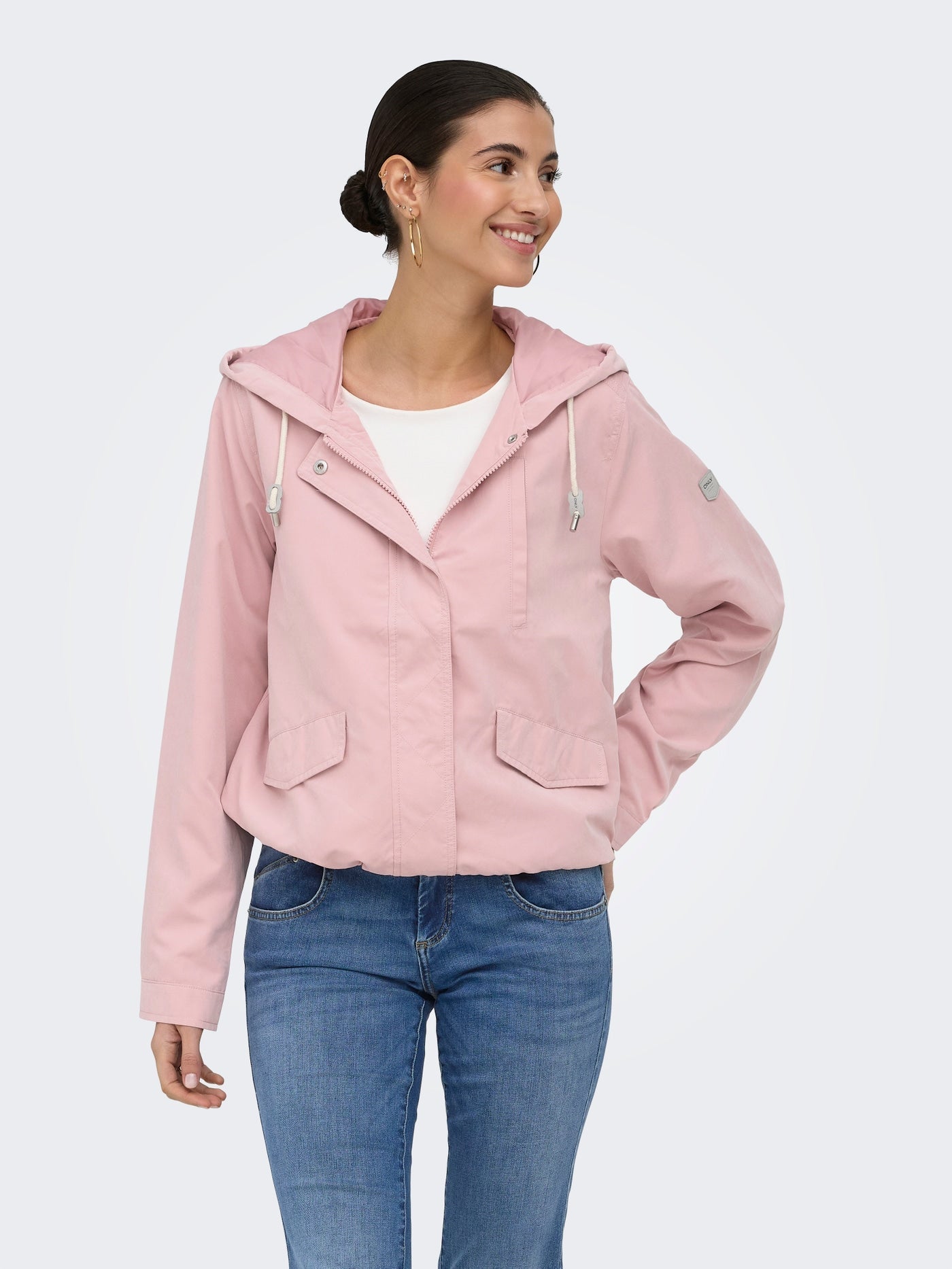 Chaqueta ONLY Skylar Misty Rose en modelo vista frontal