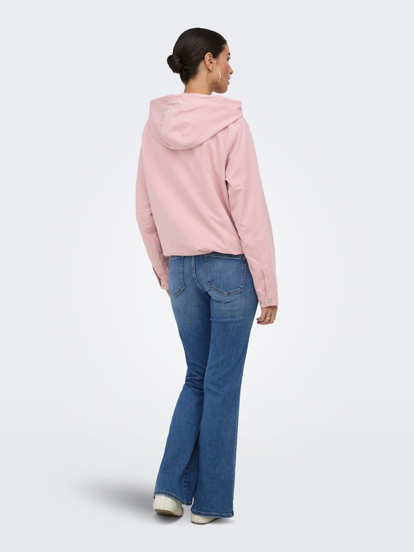 Chaqueta ONLY Skylar Misty Rose en modelo vista trasera